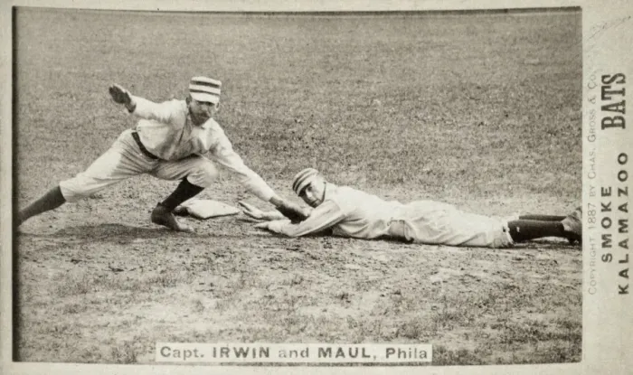 Gerahmter Druck : BASISBALLSPIEL C 1887 . ARTHUR ALBERT IRWIN (Links ) TAGT AUS ALBERT JOSEPH MAUL Auf einer Basisballkarte , während beide mit den Philadelphia Quakers / Phillies spielten , c 1887 Gerahmter Druck : BASISBALLSPIEL C 1887 . ARTHUR ALBERT IRWIN (Links ) TAGT AUS ALBERT JOSEPH MAUL Auf einer Basisballkarte , während beide mit den Philadelphia Quakers / Phillies spielten , c 1887