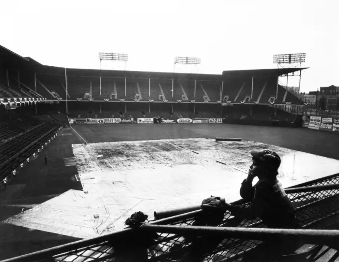 Gerahmter Druck : EBBETS FELD, ca 1950. Ein Fan bei Ebbets Feld nach dem zweiten Spiel der Weltmeisterschaft zwischen den Brooklyn Dodgers und den New Yorker Yankees wurde wegen Regen veranlasst. Fotografie, ca 1950 Gerahmter Druck : EBBETS FELD, ca 1950. Ein Fan bei Ebbets Feld nach dem zweiten Spiel der Weltmeisterschaft zwischen den Brooklyn Dodgers und den New Yorker Yankees wurde wegen Regen veranlasst. Fotografie, ca 1950
