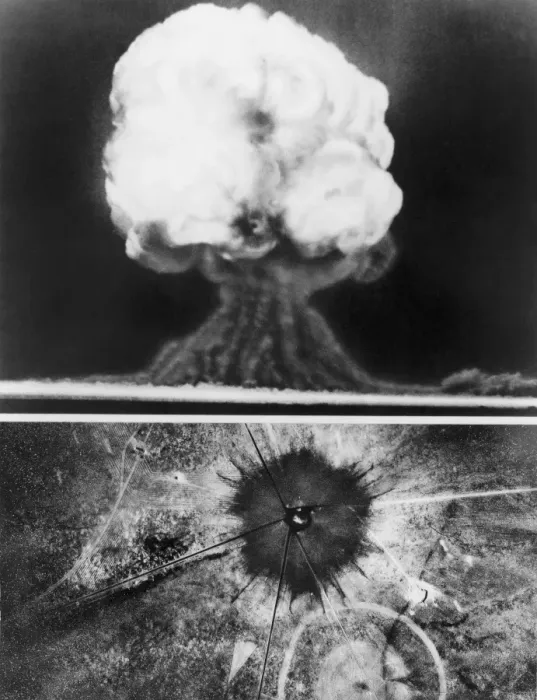 Gerahmter Druck : Die erste nukleare Explosion, 16 Juli 1945, im Neuen Mexiko Gerahmter Druck : Die erste nukleare Explosion, 16 Juli 1945, im Neuen Mexiko