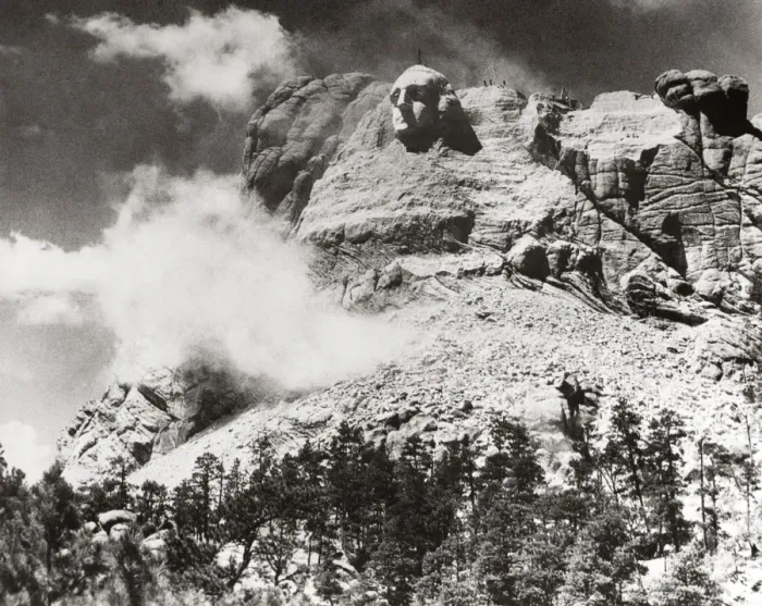 Gerahmter Druck : BERG RUSHMORE 1934. Die Errichtung von Berg Rushmore in Süd-Dakota nach dem Gesicht von George Washington wurde gegraviert 1934 Gerahmter Druck : BERG RUSHMORE 1934. Die Errichtung von Berg Rushmore in Süd-Dakota nach dem Gesicht von George Washington wurde gegraviert 1934
