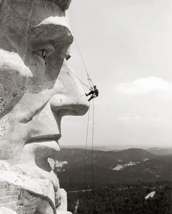 Gerahmter Druck : Erklimmen des Gesichts von Präsidenten Abraham Lincoln am Mount Rushmore National Memorial im Südwesten der USA, 1937 Gerahmter Druck : Erklimmen des Gesichts von Präsidenten Abraham Lincoln am Mount Rushmore National Memorial im Südwesten der USA, 1937