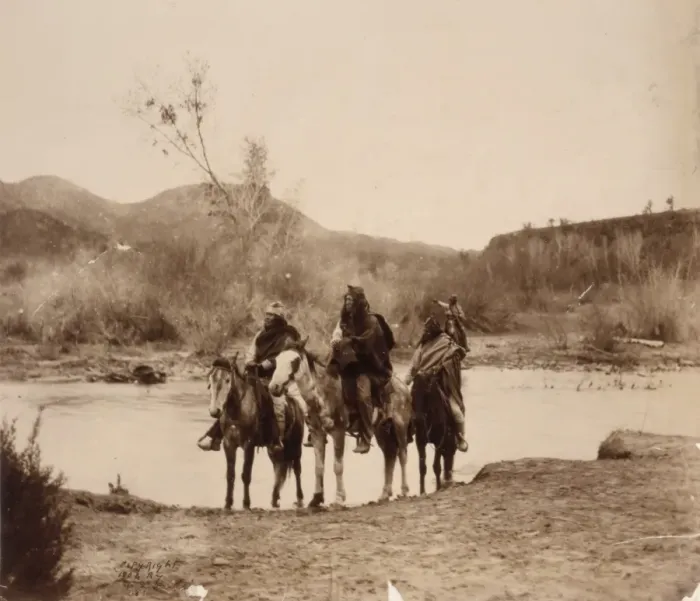 Gerahmter Druck : Apache Männer, ca 1903 an der Ford. Gruppe von Apachen mit Pferd am Fluss Gerahmter Druck : Apache Männer, ca 1903 an der Ford. Gruppe von Apachen mit Pferd am Fluss