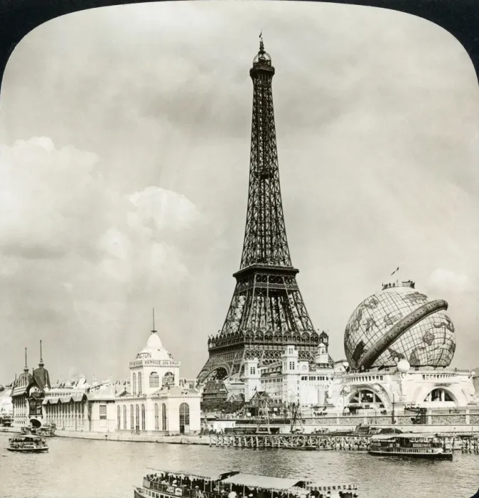 Gerahmter Druck : Die Eiffelturm und der Himmelglobe. Fotografiert während der internationalen Weltausstellung in Paris im Jahr 1900 Gerahmter Druck : Die Eiffelturm und der Himmelglobe. Fotografiert während der internationalen Weltausstellung in Paris im Jahr 1900