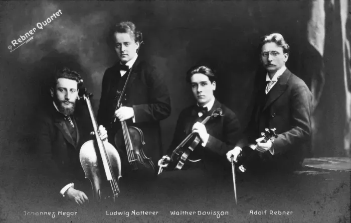 Gerahmter Druck : Rebner Quartett 1910. Deutsches Streichquartett von links nach rechts: Johannes Hegar und Ludwig Natterer Gerahmter Druck : Rebner Quartett 1910. Deutsches Streichquartett von links nach rechts: Johannes Hegar und Ludwig Natterer