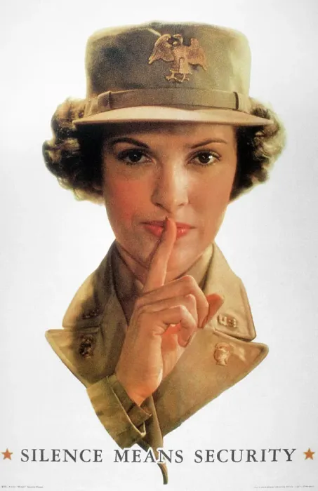 Gerahmter Druck : Stille bedeutet Sicherheit, amerikanisches Plakat des Zweiten Weltkriegs mit einer WAC-Warnerin über die Gefahr unbedachter Sprechens Gerahmter Druck : Stille bedeutet Sicherheit, amerikanisches Plakat des Zweiten Weltkriegs mit einer WAC-Warnerin über die Gefahr unbedachter Sprechens