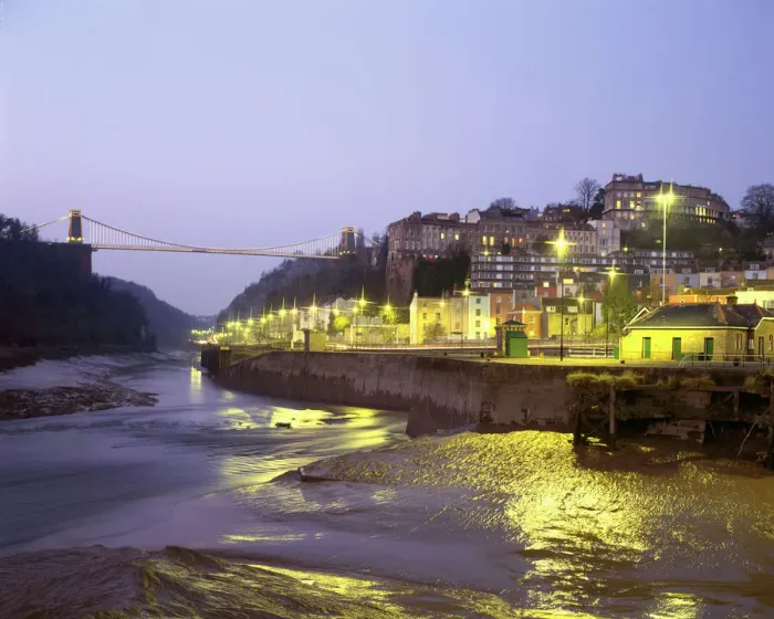 Gerahmter Druck : Bristol. Niedriges Wasser auf dem Fluss Avon und unter der Klagenburgbrücke