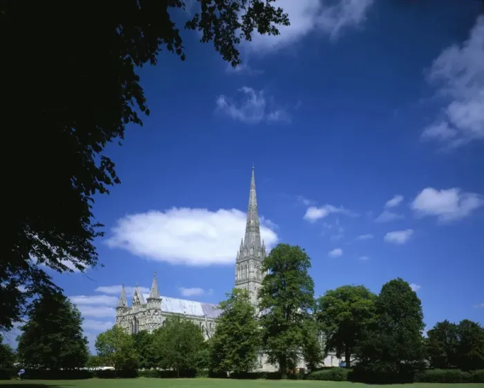 Gerahmter Druck : Salisbury. Ein Sommers Tag am Salisburier Dom mit seiner 122,88 m Gerahmter Druck : Salisbury. Ein Sommers Tag am Salisburier Dom mit seiner 122,88 m