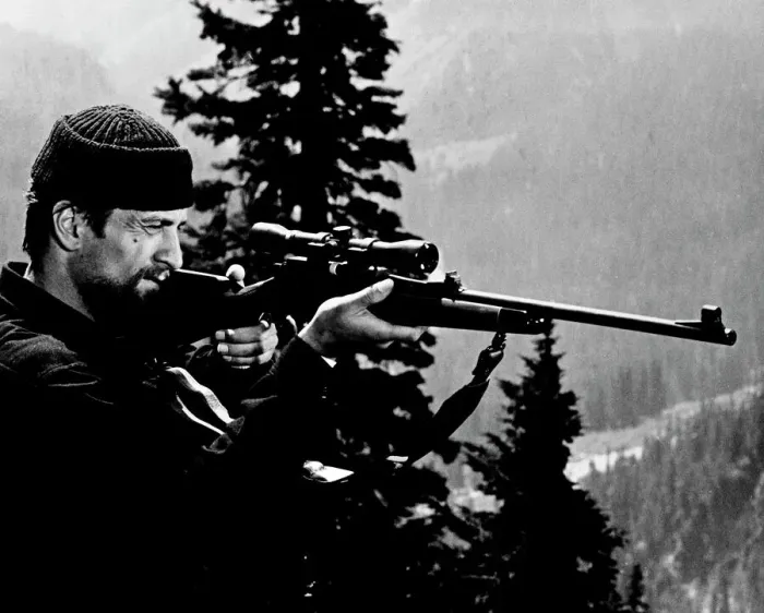 Gerahmter Druck : Der Jäger. Robert De Niro als Michael im Die Hirschjäger Gerahmter Druck : Der Jäger. Robert De Niro als Michael im Die Hirschjäger