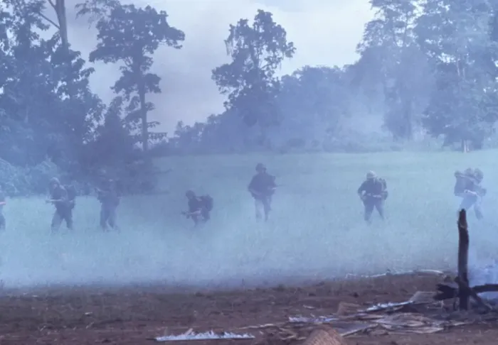 Gerahmter Druck : Der Jäger. US Soldaten vorrücken im Nebel einer Folge aus dem Film Der Hirschjäger Gerahmter Druck : Der Jäger. US Soldaten vorrücken im Nebel einer Folge aus dem Film Der Hirschjäger