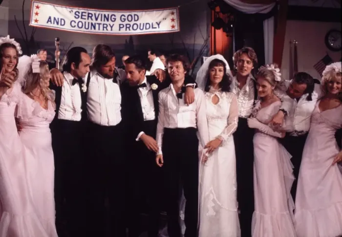 Gerahmter Druck : Der Jäger. Gruppenfoto des Schauspiels von The Deer Hunter während der Hochzeitsszene Gerahmter Druck : Der Jäger. Gruppenfoto des Schauspiels von The Deer Hunter während der Hochzeitsszene