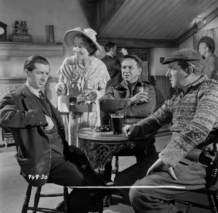 Gerahmter Druck : Jack MacGowran, Sid James und Ewan Roberts Gerahmter Druck : Jack MacGowran, Sid James und Ewan Roberts