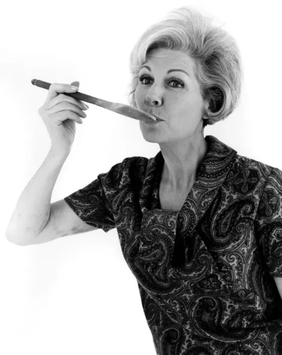 Verwaltete Rechte : YUMMY. Eine Frau sieht, was ihr Kochtaste wie schmeckt. Datum: späte 1960er Jahre Verwaltete Rechte : YUMMY. Eine Frau sieht, was ihr Kochtaste wie schmeckt. Datum: späte 1960er Jahre