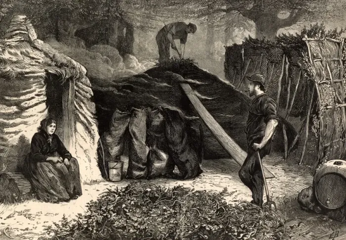 Gerahmter Druck : Kohlebranner im Epping-Wald, Essex, nahe von London, England. Die Männer und ihre