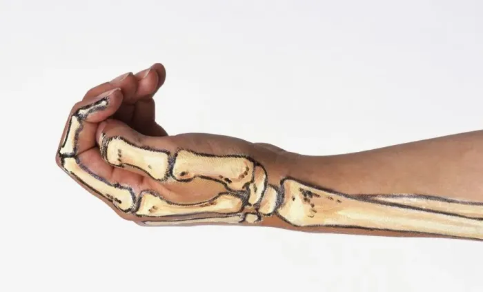 Gerahmter Druck : Arm mit Knochenstruktur auf der Haut gemalt ist Gerahmter Druck : Arm mit Knochenstruktur auf der Haut gemalt ist