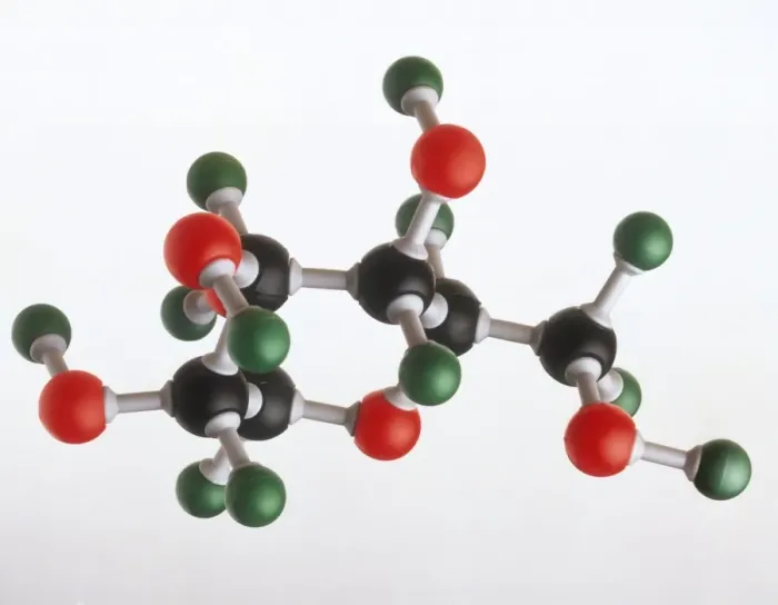 Gerahmter Druck : Modell eines Glukosemoleküls mit der atomaren Struktur von Sauerstoff, Kohlenstoff und Wasserstoff im Zusammenhang mit Photosynthese Gerahmter Druck : Modell eines Glukosemoleküls mit der atomaren Struktur von Sauerstoff, Kohlenstoff und Wasserstoff im Zusammenhang mit Photosynthese