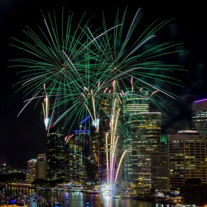 Gerahmter Druck : Riverfire. Sunsuper Riverfire ist Queenslands ultimative Feuerwerkshow Gerahmter Druck : Riverfire. Sunsuper Riverfire ist Queenslands ultimative Feuerwerkshow