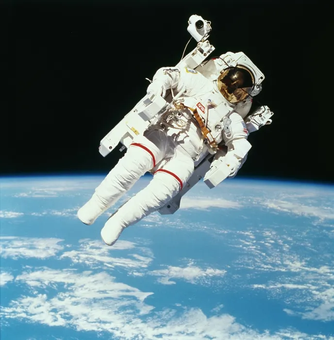 Gerahmter Druck : Erste EVA. Der amerikanische Astronaut Bruce McCandless II wurde während Gerahmter Druck : Erste EVA. Der amerikanische Astronaut Bruce McCandless II wurde während