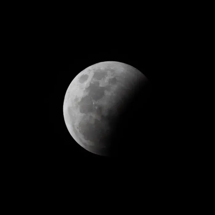Gerahmter Druck : Teilbereich eines lunaren Eclipses einer vollen Mondwelle Gerahmter Druck : Teilbereich eines lunaren Eclipses einer vollen Mondwelle