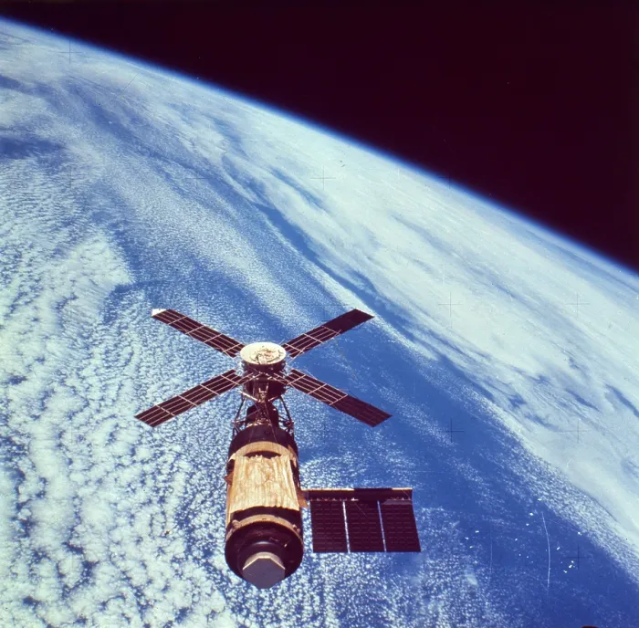 Gerahmter Druck : Skylab. 1974: Skylab, Amerikas erste und einzige Raumstation orbitiert Gerahmter Druck : Skylab. 1974: Skylab, Amerikas erste und einzige Raumstation orbitiert