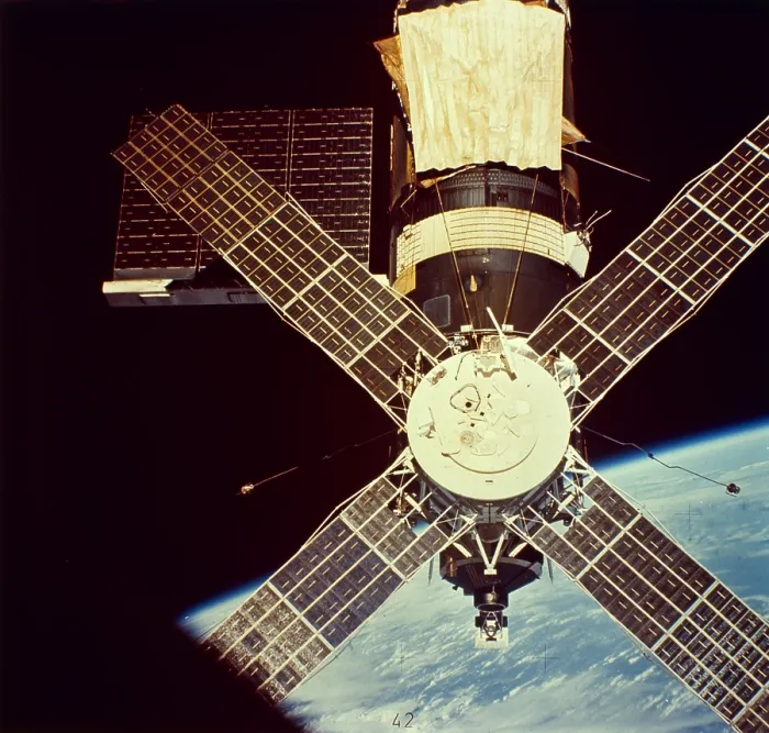 Gerahmter Druck : Skylab in der Luft Gerahmter Druck : Skylab in der Luft