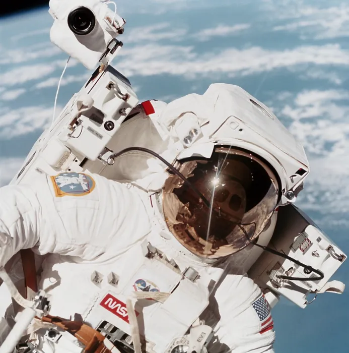 Gerahmter Druck : Raumgang. 7. Februar 1984: Der Missionsspezialist Bruce McCandless nutzt Gerahmter Druck : Raumgang. 7. Februar 1984: Der Missionsspezialist Bruce McCandless nutzt