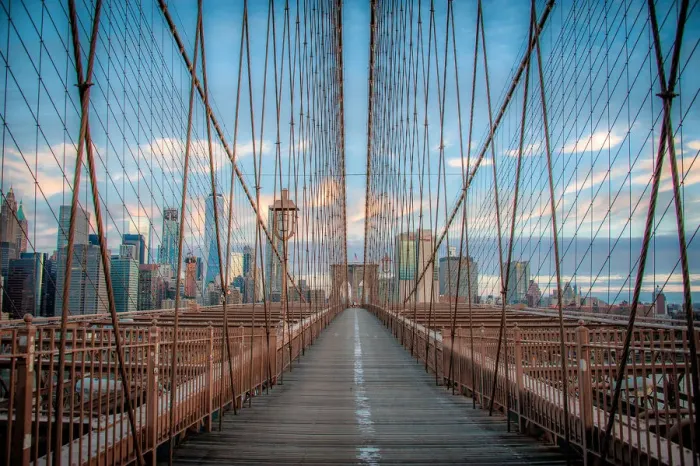 Gerahmter Druck : Auf der Brücke von Brooklyn Gerahmter Druck : Auf der Brücke von Brooklyn
