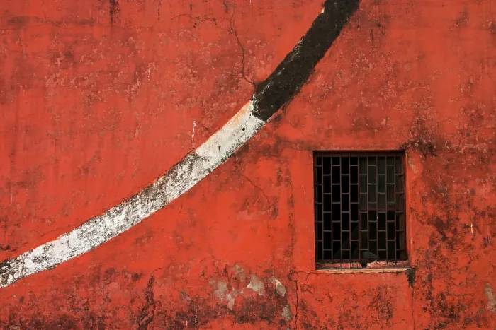 Gerahmter Druck : Roter Wand mit Fenster. Gerahmter Druck : Roter Wand mit Fenster.