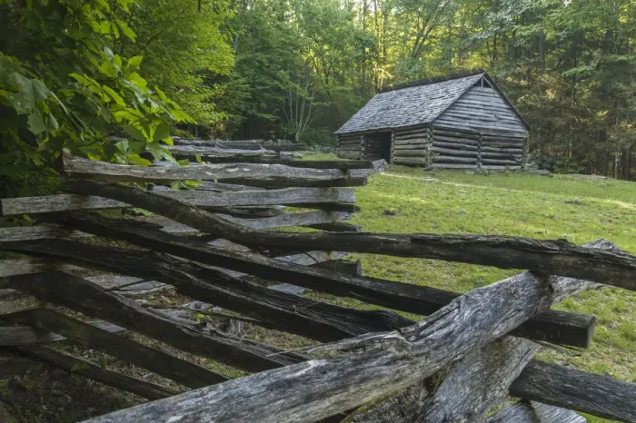 Gerahmter Druck : Stall und Split-Riegelzaun Gerahmter Druck : Stall und Split-Riegelzaun