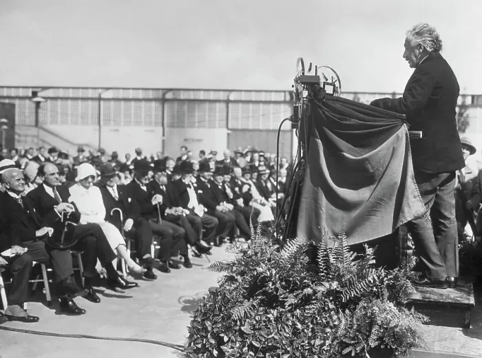 Gerahmter Druck : Albert Einstein hält eine Rede
