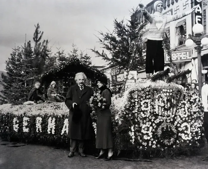 Gerahmter Druck : Albert Einstein Prüft Siegflotte Gerahmter Druck : Albert Einstein Prüft Siegflotte