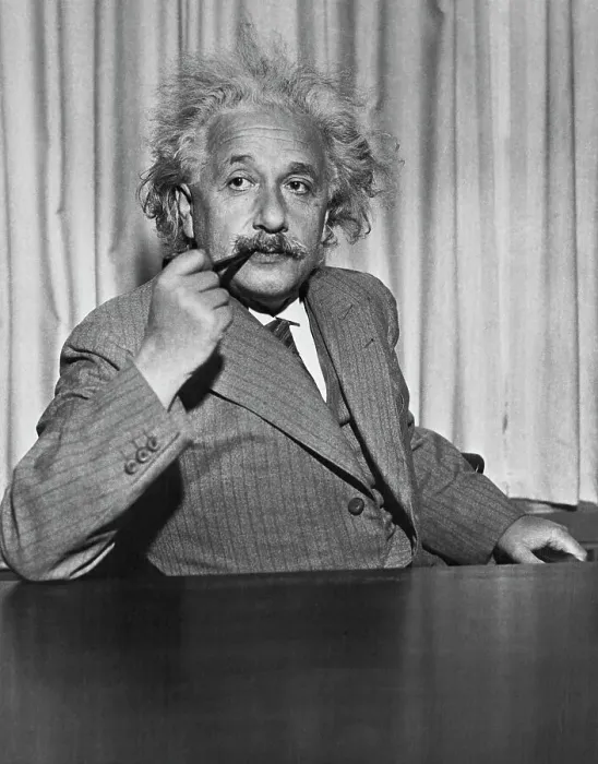 Gerahmter Druck : Der Tabakstab des Albert Einstein am Tisch Gerahmter Druck : Der Tabakstab des Albert Einstein am Tisch