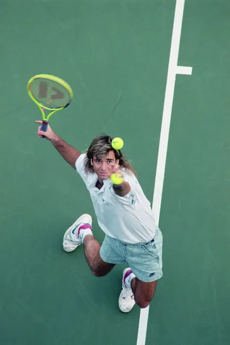 Gerahmter Druck : André Agassi Serviert