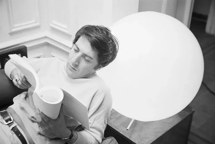 Gerahmter Druck : Dustin Hoffman liest den Script.