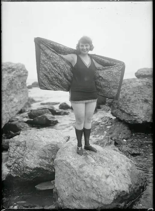 Gerahmter Druck : Die Flapper posiert am Strand Gerahmter Druck : Die Flapper posiert am Strand