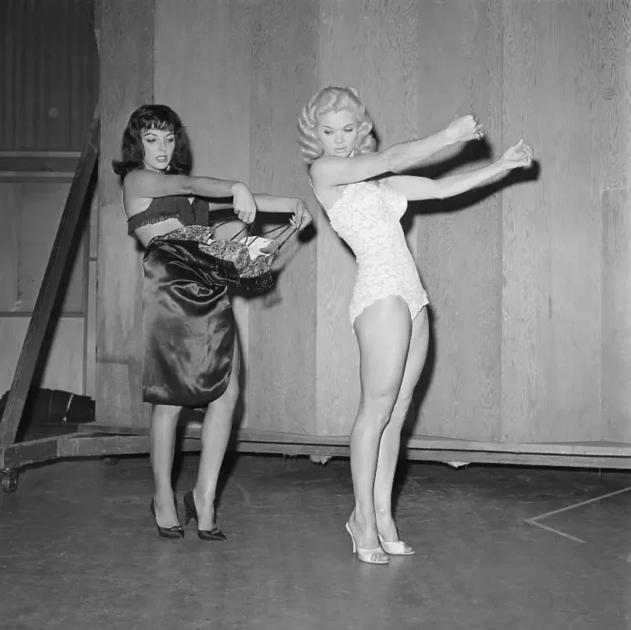 Gerahmter Druck : Joan Collins tut Striptease. Gerahmter Druck : Joan Collins tut Striptease.