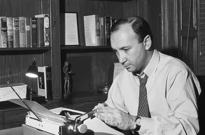 Gerahmter Druck : Neil Simon am Arbeitsplatz Gerahmter Druck : Neil Simon am Arbeitsplatz