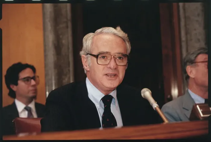 Gerahmter Druck : Thomas Eagleton spricht auf dem Podium Gerahmter Druck : Thomas Eagleton spricht auf dem Podium