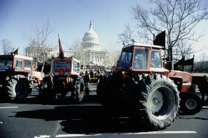 Gerahmter Druck : Bauernprotest mit Traktor Gerahmter Druck : Bauernprotest mit Traktor