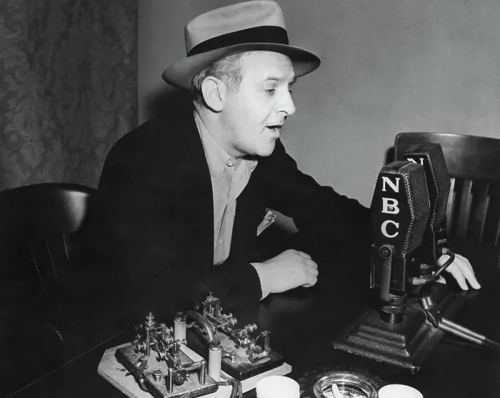 Gerahmter Druck : Walter Winchell Berichtend Gerahmter Druck : Walter Winchell Berichtend