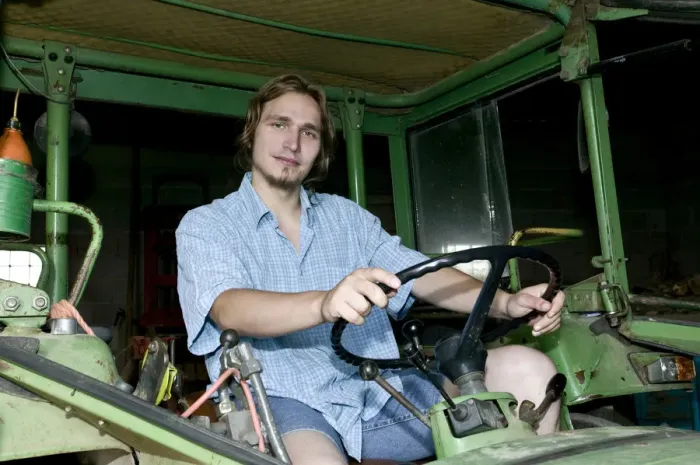 Gerahmter Druck : Bauer auf einem Traktor Gerahmter Druck : Bauer auf einem Traktor