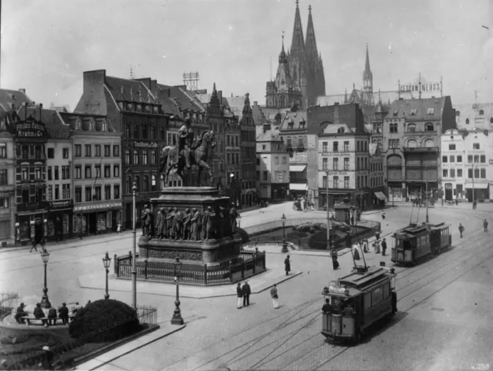 Gerahmter Druck : Cologne. Rund um 1900: Denkmalplatz in Köln, Deutschland Gerahmter Druck : Cologne. Rund um 1900: Denkmalplatz in Köln, Deutschland