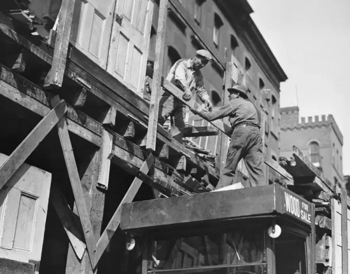 Gerahmter Druck : Bauer auf Scaffolding