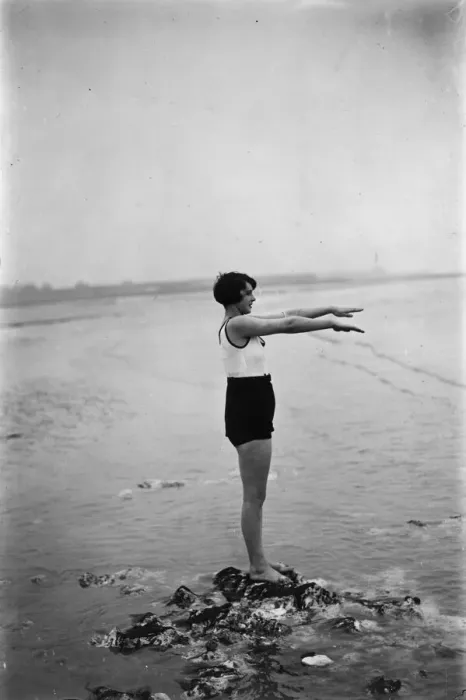 Gerahmter Druck : Low Dive. Der 25. März 1929: Ein Schwimmer bereitet sich auf einen Sprung