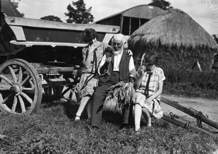 Gerahmter Druck : Rustic. September 1926: Ein Landarbeiter entspannt sich mit einer Pfeife Gerahmter Druck : Rustic. September 1926: Ein Landarbeiter entspannt sich mit einer Pfeife