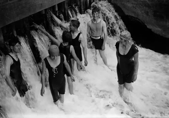 Gerahmter Druck : Mill Weir. Viertel des Septembers 1926: Freunde und Nachkommen von Lady Gerahmter Druck : Mill Weir. Viertel des Septembers 1926: Freunde und Nachkommen von Lady