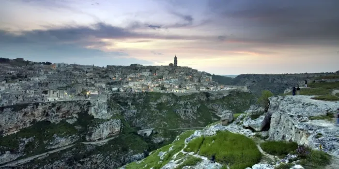 Gerahmter Druck : Matera. Altstadt von Matera, genannt Sassi di Matera und Park der ruheständigen Kirchen Gerahmter Druck : Matera. Altstadt von Matera, genannt Sassi di Matera und Park der ruheständigen Kirchen