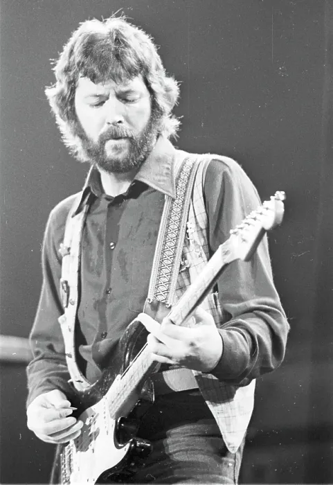 Gerahmter Druck : Clapton spielt. Gerahmter Druck : Clapton spielt.