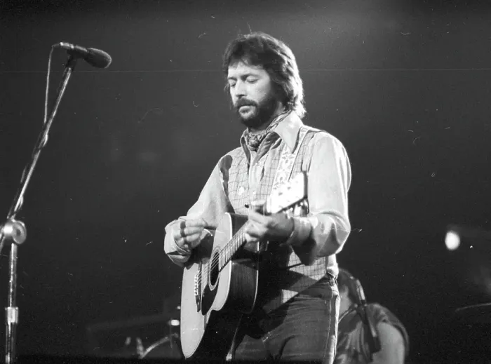 Gerahmter Druck : Clapton spielt. Gerahmter Druck : Clapton spielt.