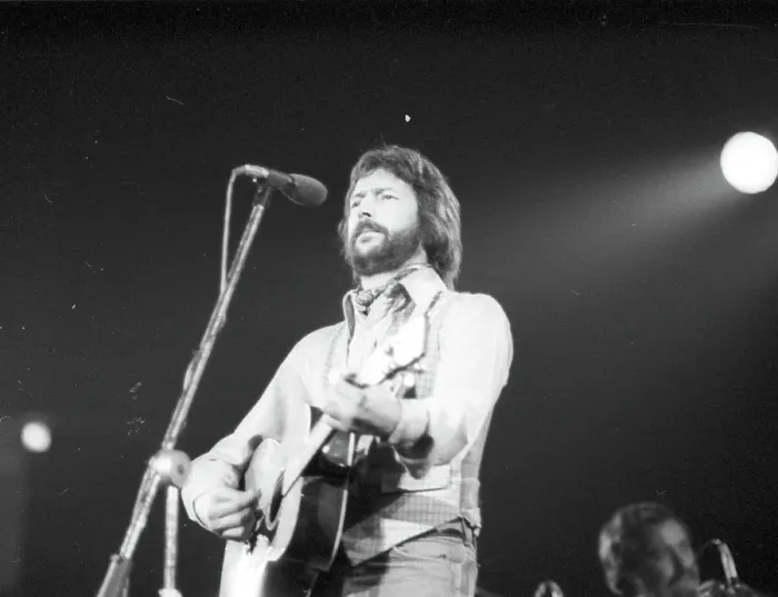 Gerahmter Druck : Clapton spielt. Gerahmter Druck : Clapton spielt.