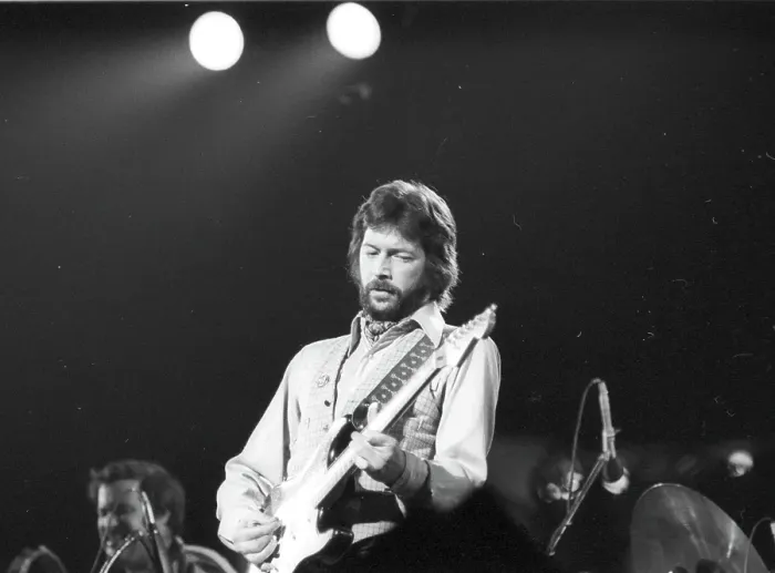 Gerahmter Druck : Clapton spielt.
